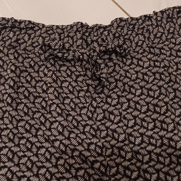 4/$60 Black & White Fancy Shorts - Size 3X - Picture 2 of 5